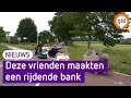Mannen maken rijdende bank van scootmobiel