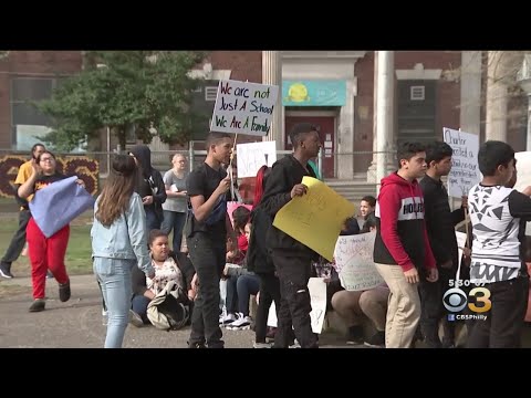 カムデンの学校閉鎖に抗議する学生たち (Students Protest Camden School Closings)