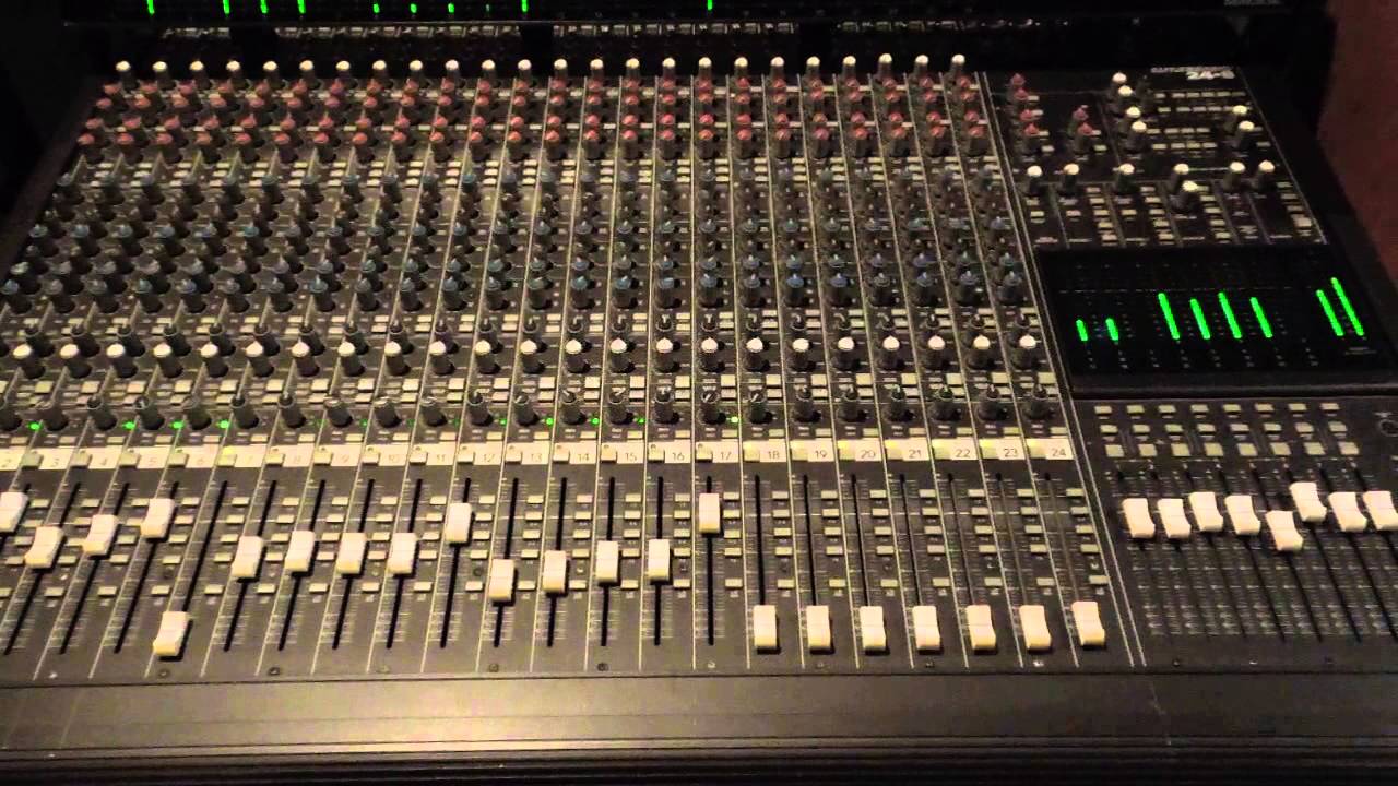 MACKIE 24 x 8 bus analog MIXER IN ACTION