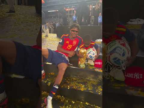 Es LA IMAGEN😍 La Copa del Mundo en manos de Keyne y Lamine Yamal🇪🇸🏆#DAZNMundial #FIFAWorldCup
