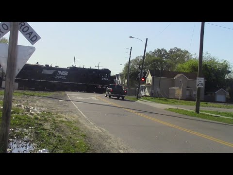 NS 'Top Hat' Dash 9 and SD75M Light Move in Norfolk, Virginia (4/4/2016)
