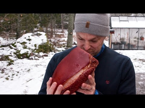 Röka julskinka på en vanlig klotgrill