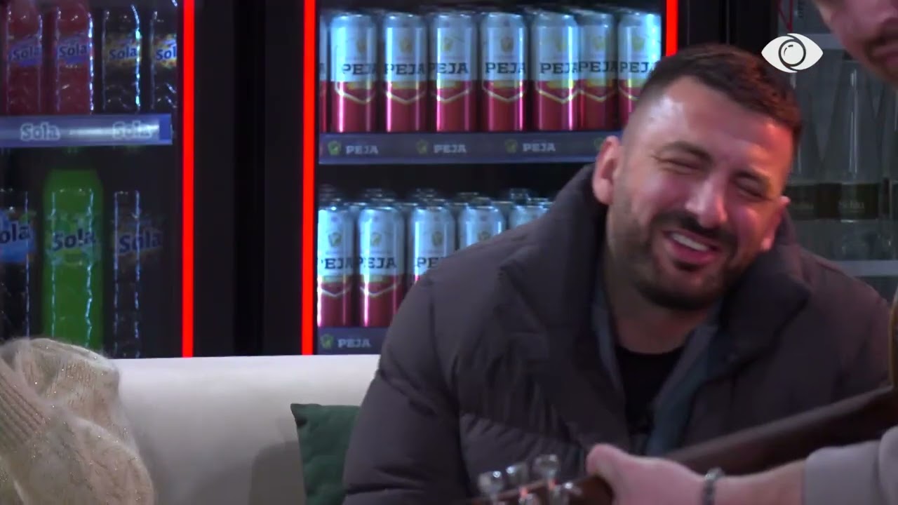 “Yjet s’kishin më zjarr, hëna s’donte t’ja dinte”/ Atmosferë pozitive, Kelly performon për banorët