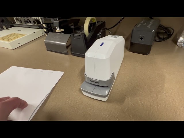 Vídeo relacionado con Bostitch Office Impulse - Grapadora eléctrica de 25 hojas, resistente, sin atascos con garantía de confianza garantizada por Bostitch, color blanco (02011)