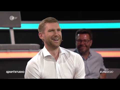 Per Mertesacker und Peter Hyballa machen sich über Christoph Kramers Eigentor lustig