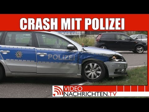 Nachrichten: Mutter mit zwei Kindern prallt mit PKW in ein Polizeifahrzeug auf Alarmfahrt.