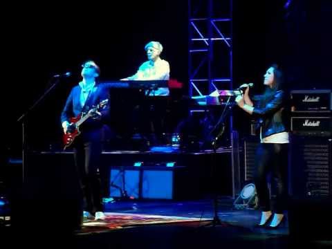 Joe Bonamassa - Bird On A Wire with Sandi Thom, London 21st October 2011