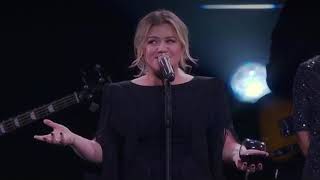 Kelly Clarkson sings her version of &#39;Boys ‘Round Here&#39; by Blake Shelton