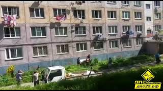 Ребенок на подоконнике