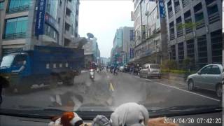騎士回頭「青」10多次還敲車窗