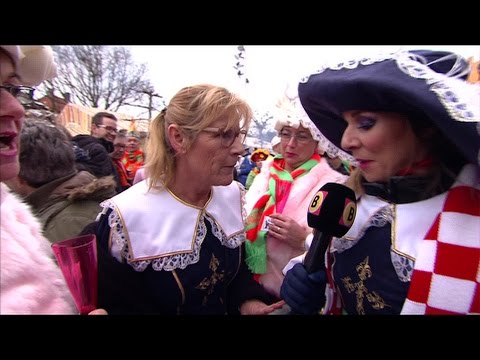 Eefke Boelhouwers geeft haar carnavalshoed aan een 'dubbelganger' tijdens optocht van Tilburg