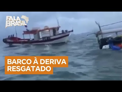 Barco à deriva é resgatado por pescadores em Cananéia (SP)