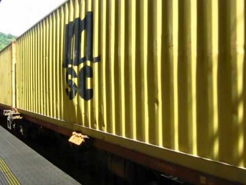 Průjezd nákladního vlaku stanicí Ústí nad Labem hlavní nádraží