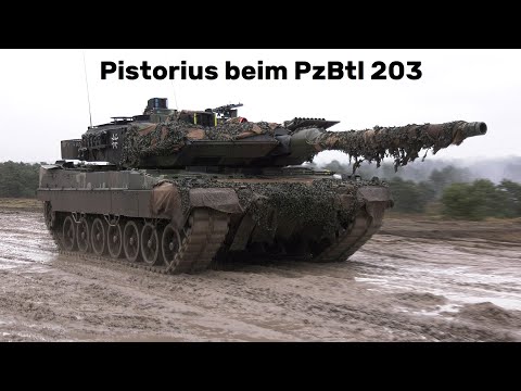 Verteidigungsminister Pistorius beim PzBtl 203 Kampfpanzer Leopard 2A6 für Ukraine Defence Minister