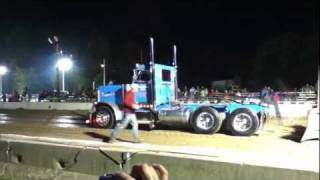 preview picture of video '2011 Loudonville pulls Peterbilt'