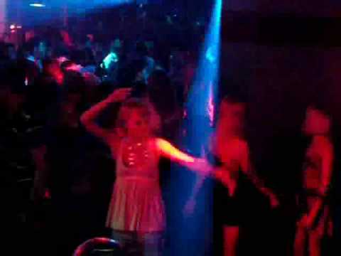 DJ Tea is playin Bet Dat in Moscow, Russia Billy Syn, Suparstarr clik (videotaped by the Russian)