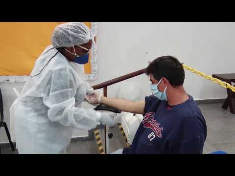 Moradores de rua passam por testes rápidos do coronavírus