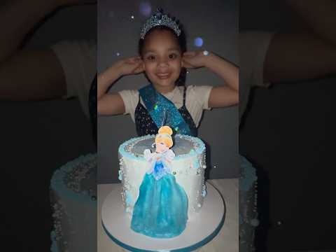 Pastel tendencia con brillo comestible!. está decorado con tela comestible y whipped cream.