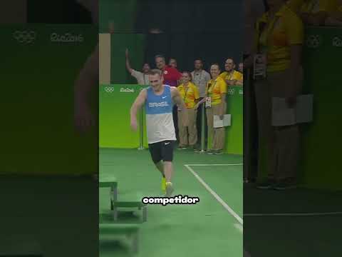 Casi lo descalifican por su baja estatura