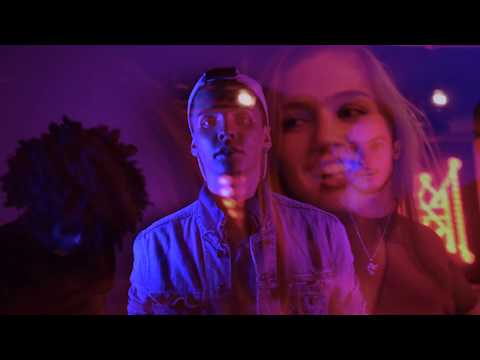 Friend Zone - AH KIN X DAAZ  (Vídeo Oficial)