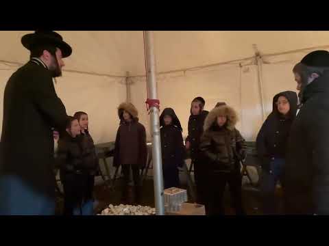 מקהלת "אידיש נחת" בציון הק' של רבוה"ק לבית סקולען בעיר מאנסי לרגל יומא דהילולא קדישא ער"ח אלול