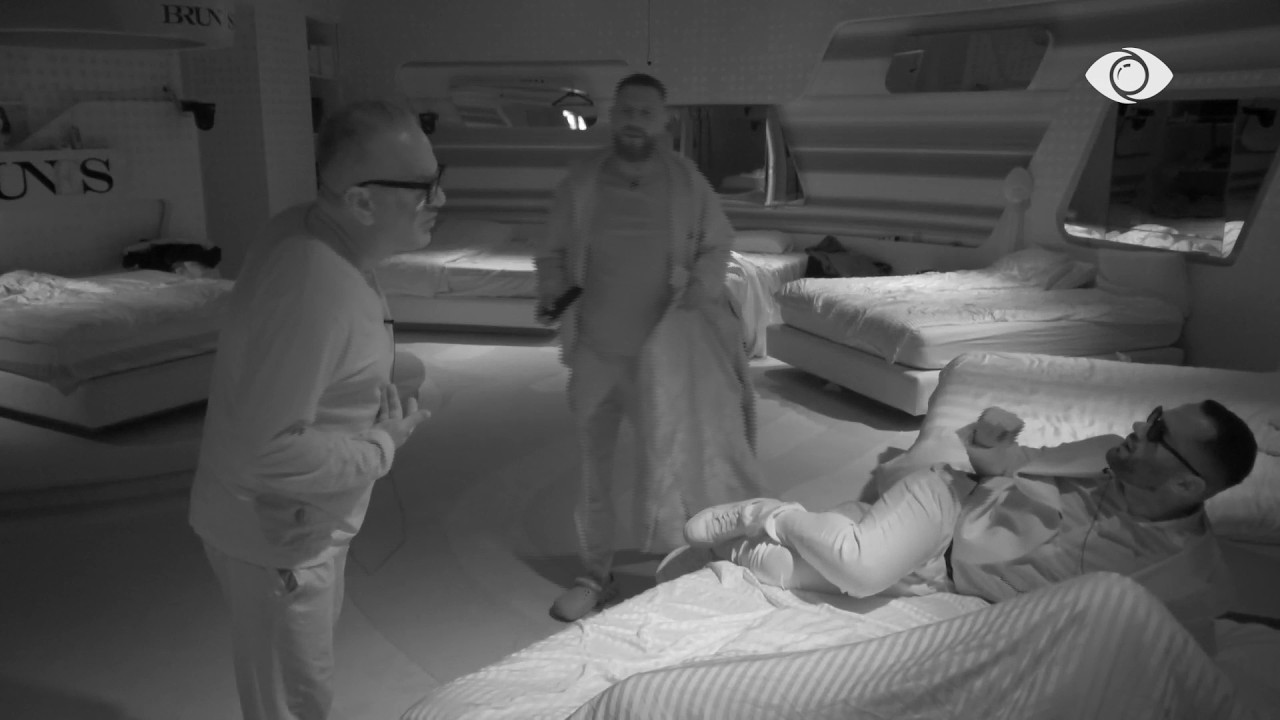 “Ti kërcen si majmuni, s’ke një qëndrim”/ Stenaldo diskuton me Artanin