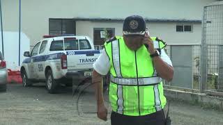 Captado en cámara momento que chofer arrastra una oficial de tránsito