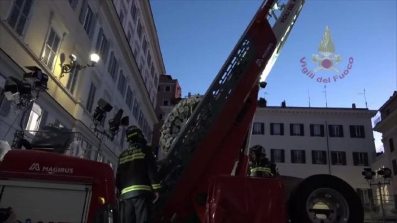 Omaggio per l'Immacolata dei Vigili del Fuoco a Roma, corona di fiori su statua a Piazza di Spagna