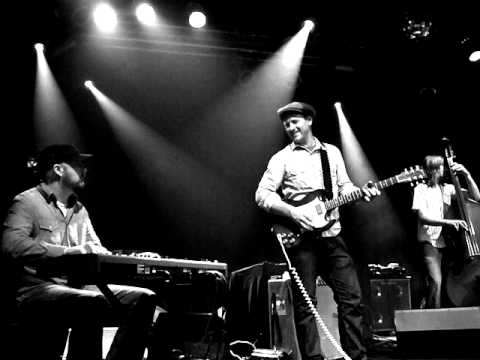 Eric Lindell- I Got Crazy Legs - Can't Judge A Book By The Cover (Wed 5/18/11)