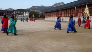 preview picture of video 'Смена караула, Gyeong Bok Gung Palace, Seoul, South Korea'