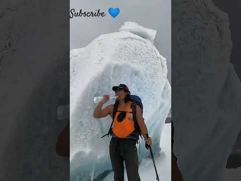 BIG SNOWMAN EATING FROST EDGES IN SNOW PLACE 🤯🏔️🥶#shorts #snow #ice #freezerfrost