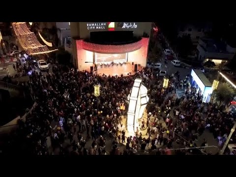 شاهد أهالي رام الله بالضفة الغربية يضيئون فانوس رمضان العملاق