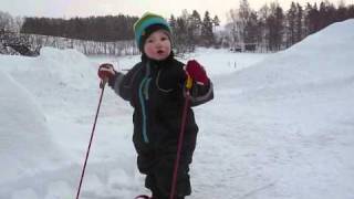 preview picture of video 'Leo Rimfors åker skidor'