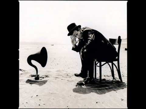 Tom Waits - Whistlin´ Past The Graveyard
