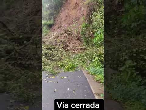 Derrumbe via tapada sobre la balastrera en Balboa cauca #hoy