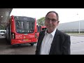 Bijzondere waterstofbussen met aanhanger eindelijk de weg op