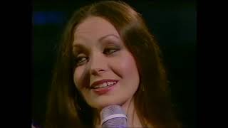 Donovan &amp; Crystal Gayle - Catch The Wind (Live Video)