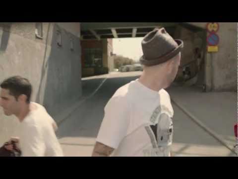 Nimo - Gungar fram (feat. Näääk & Kaliffa) [Officiell video].
Spelar rockbrud som snor en bil i musikvideo juni 2011.