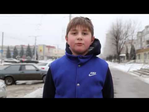 Омар Отаров поет песню