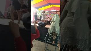 Download lagu Nonton goyang hot biduan dangdut mp3