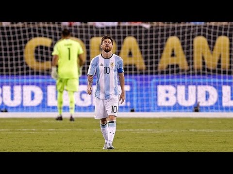 ليونيل ميسي اللاعب الأرجنتيني العالمي يعتزل اللعب مع فريق بلاده القومي