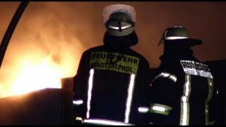 preview picture of video 'Großbrand in Diepholz - Produktionshalle zerstört - Millionenschaden'