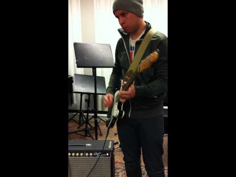 Christopher Shorooi killin´ it on his guitar
