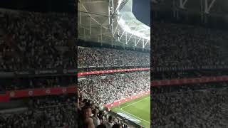 Beşiktaş taraftarından inanılmaz İzmir marşı performansı