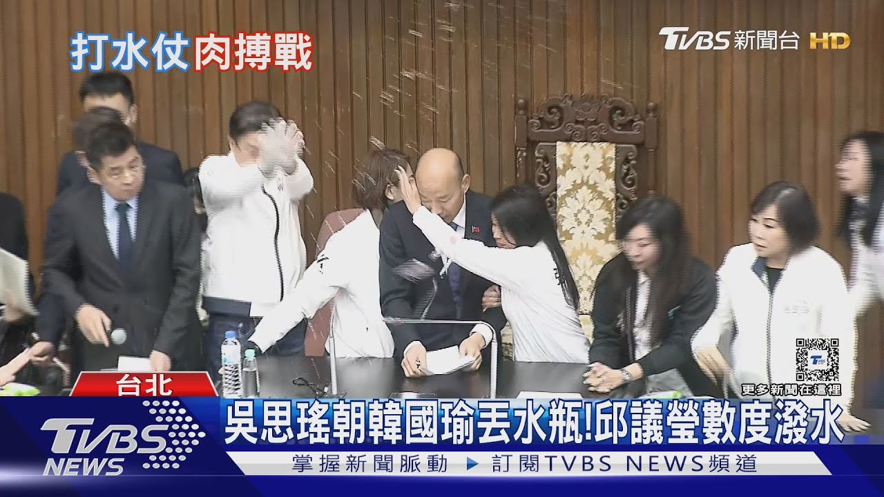 四腳朝天!綠委全力阻擋 韓國瑜慘摔倒地