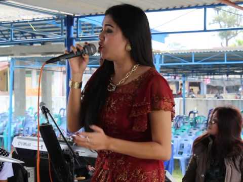 Retta Sitorus in perform