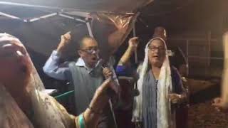 Rosa perez - Culto media Vijilia bajo La carpa sin luz con planta