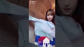 巨乳が邪魔で着替えに苦戦する三上悠亜