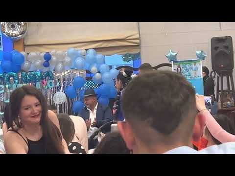 Manu Palais & la Laura cantándole al Antonio en su bautizo