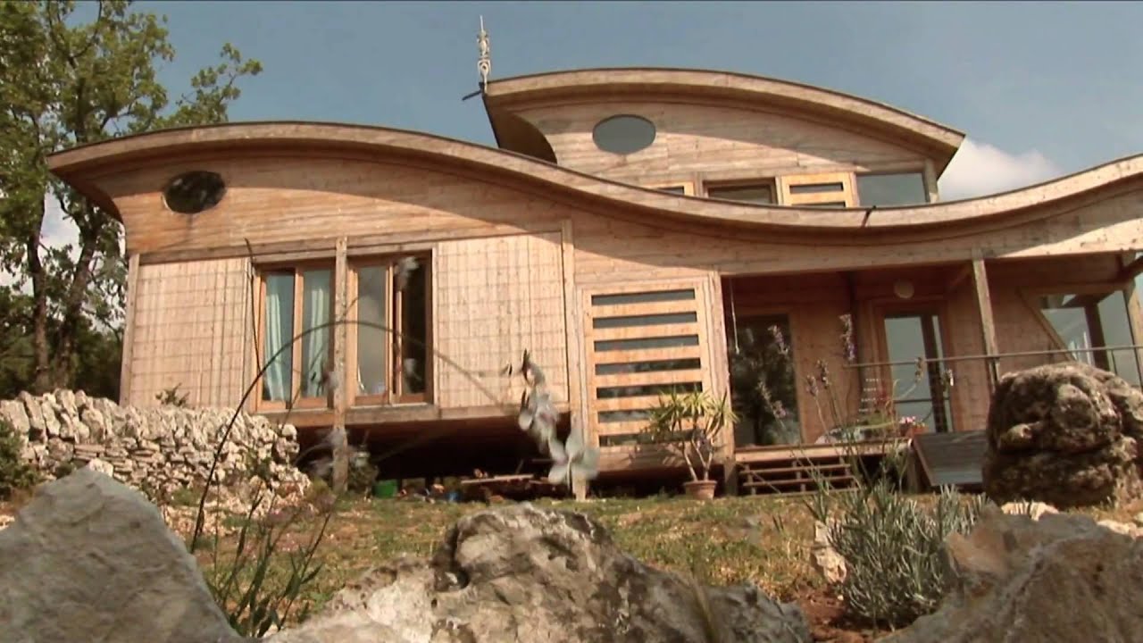 Miniature de la vidéo Sous les pavés, la Terre - Bande annonce du film Sous les pavés, la Terre !